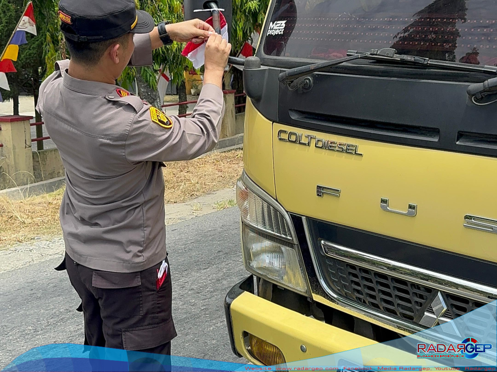 Polsek Padang Tualang Bagikan Bendera Merah Putih kepada Pengguna Jalan